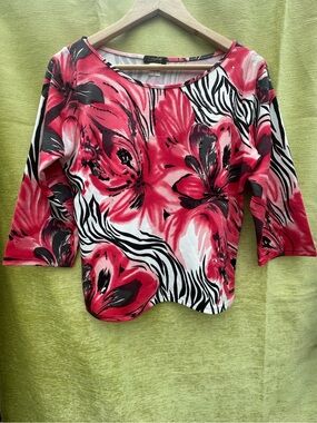 Elizabeth New York Embellished Top 3/4 Sleeve Floral Zebra Sweater-Like Knit
